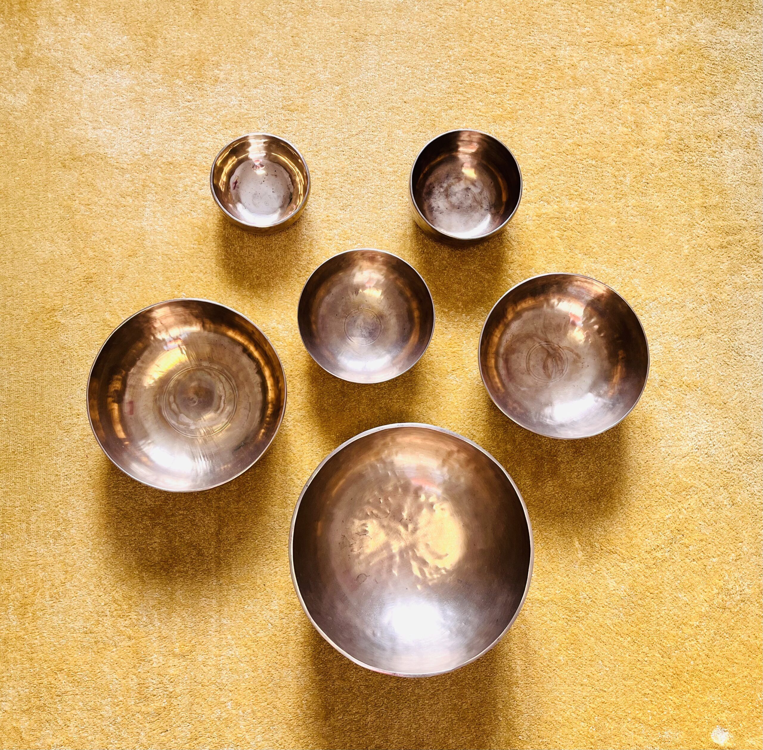 Klangschalen Kreis auf gelbem Teppich